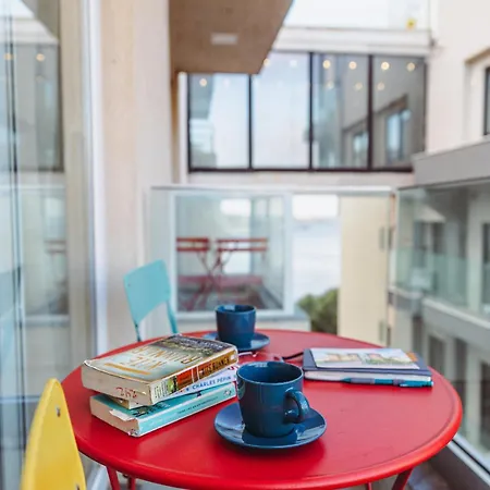 Lejlighed St Francis Apartments, Steps From The Sea *